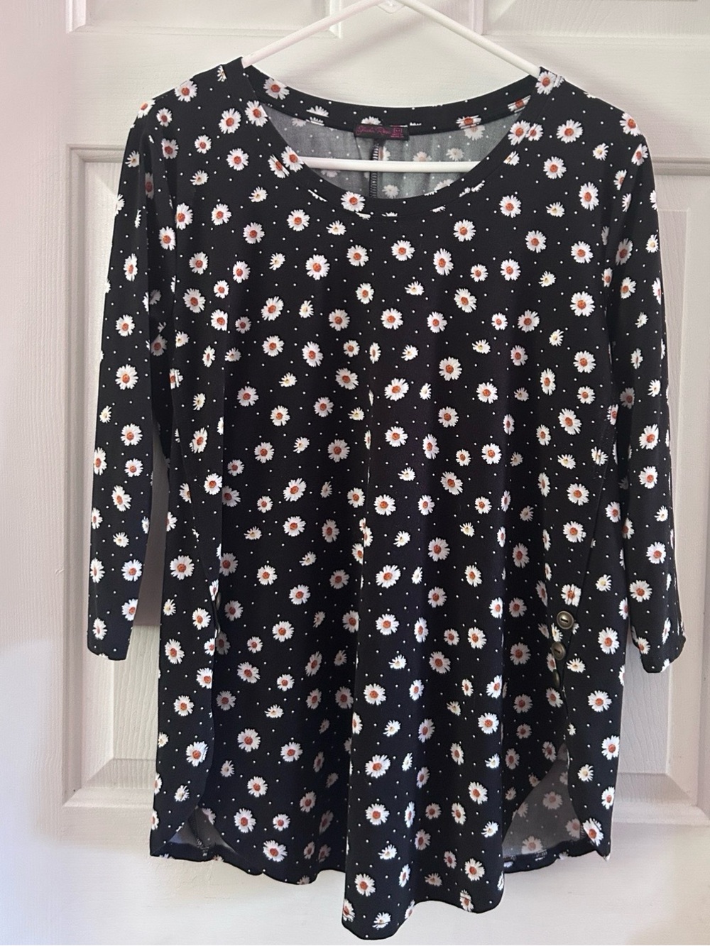 Shiela Rose Black Daisy shirt Top 3/4 sleeve scoop neck women’s size medium